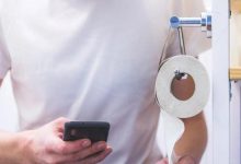 استفاده از گوشی در سرویس بهداشتی خطرناک است!