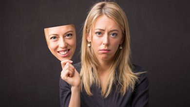 لبخند ساختگی ما را شادتر می‌کند؟