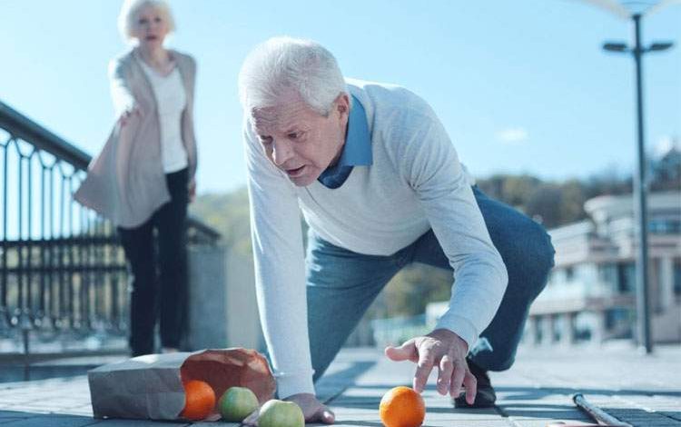 چند توصیه برای کاهش خطر زمین‌ خوردن در دوران سالمندی