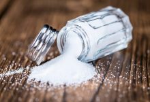 مطالعه جدید: نمکزدن به غذا ظاهراً ریسک سرطان معده را تا ۴۱ درصد افزایش میدهد