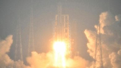 چین یک کاوشگر را برای نمونه‌برداری از نیمه دورتر ماه به فضا پرتاب کرد