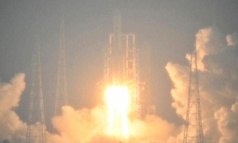چین یک کاوشگر را برای نمونه‌برداری از نیمه دورتر ماه به فضا پرتاب کرد