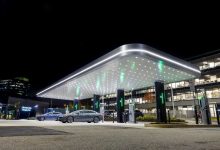 مرسدسبنز با همکاری استارباکس، در آمریکا ایستگاههای ۴۰۰ کیلوواتی شارژ خودرو برقی راهاندازی میکند