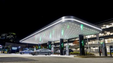 مرسدسبنز با همکاری استارباکس، در آمریکا ایستگاههای ۴۰۰ کیلوواتی شارژ خودرو برقی راهاندازی میکند