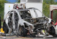 یک خودرو تسلا هنگام شارژ شدن در آتش سوخت