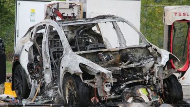 یک خودرو تسلا هنگام شارژ شدن در آتش سوخت