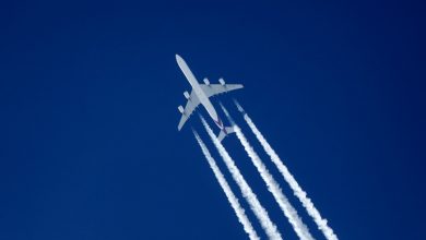 راز خطوط سفیدی که جتها در آسمان به جا میگذارند چیست و چرا رخ میدهد؟