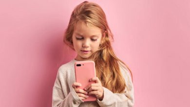 ۶ دلیل برای دور نگهداشتن گوشیهای هوشمند از فرزندتان