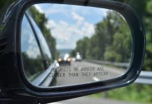 چرا اجسام از آنچه در آینه خودرو می‌بینیم، به ما نزدیک‌تر هستند؟