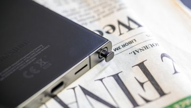 تصاویر درگاه سیمکارت گلکسی S24 اولترا، رنگبندی گوشی سامسونگ را نشان میدهند