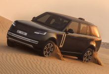خودنمایی مدل برقی خودرو شاسی‌بلند رنج روور در صحرای عرب