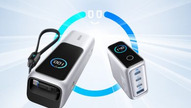 آداپتور ۱۴۰ واتی و پاوربانک ۲۵٬۰۰۰ میلی‌آمپرساعتی انکر مدت‌زمان باقی‌مانده تا شارژ کامل را نشان می‌دهند