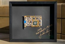 انویدیا چند کارت گرافیک کلاسیک را با امضای جنسن هوانگ، مدیرعامل شرکت اهدا میکند