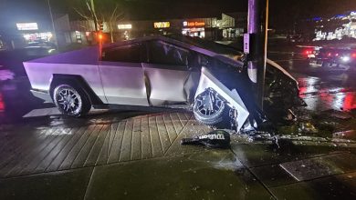 تصادف خبرساز سایبرتراک؛ وانت تسلا با سیستم خودران به تیربرق برخورد کرد