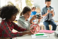 مطالعه جنجالی: ممنوع‌کردن موبایل تأثیری روی نمرات و سلامت دانش‌آموزان ندارد