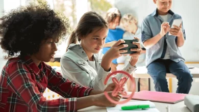 مطالعه جنجالی: ممنوع‌کردن موبایل تأثیری روی نمرات و سلامت دانش‌آموزان ندارد