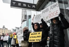 معترضان به ایلان ماسک در مقابل نمایندگی‌های تسلا تجمع کردند